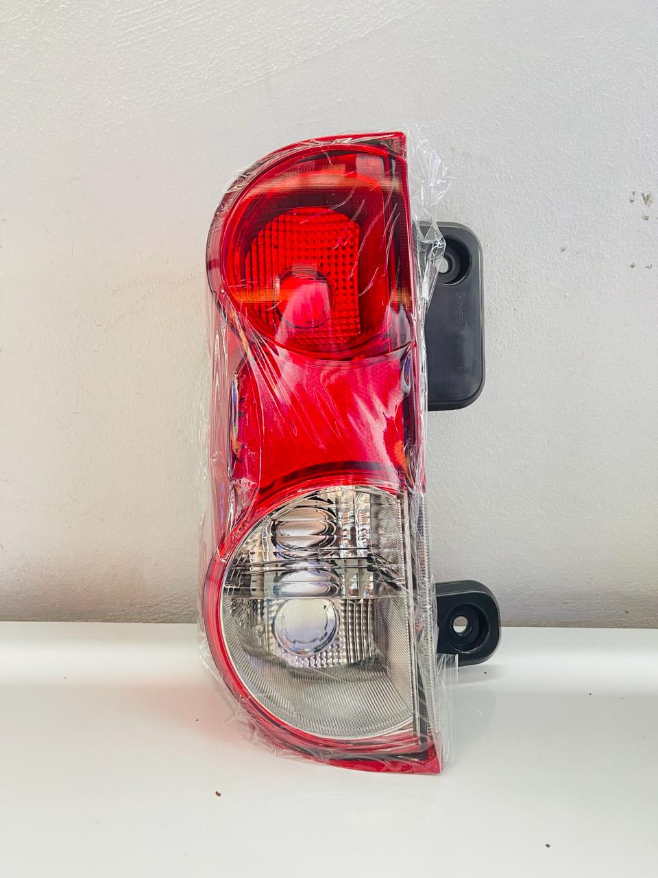 NISSAN NV 200 Tail Light - Lasienda