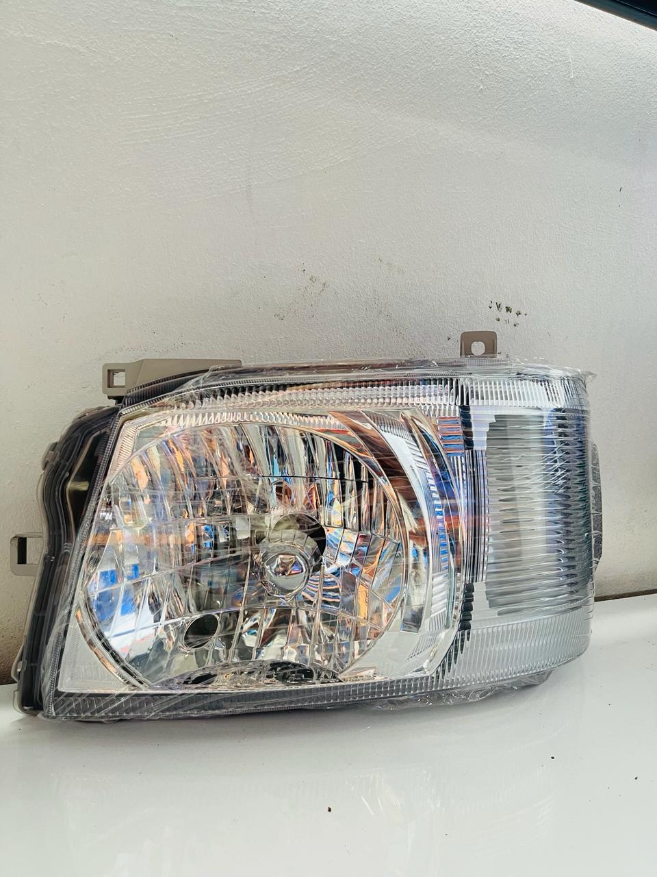 TOYOTA HIACE Headlamp Yr 2006