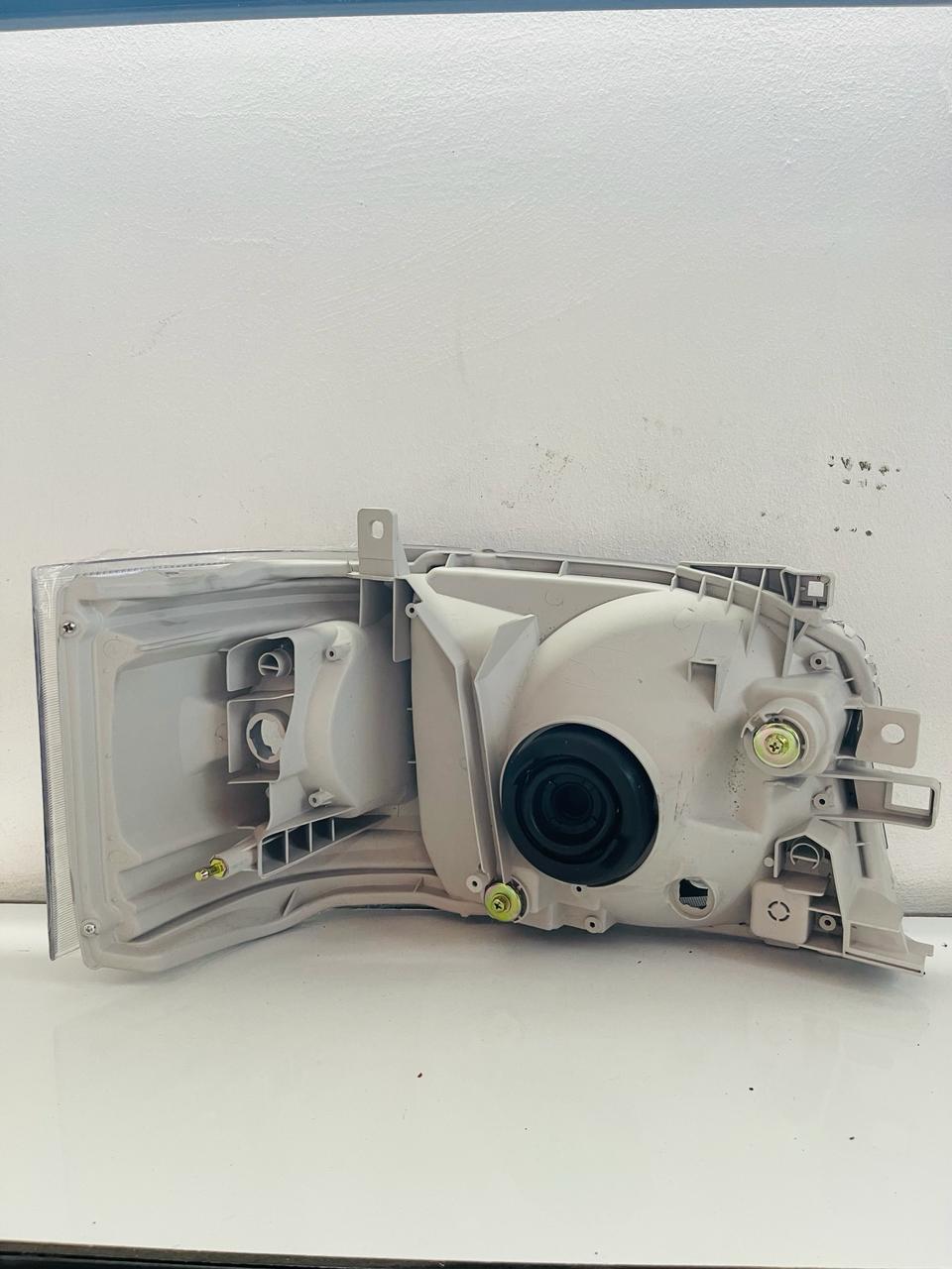 TOYOTA HIACE Headlamp Yr 2006