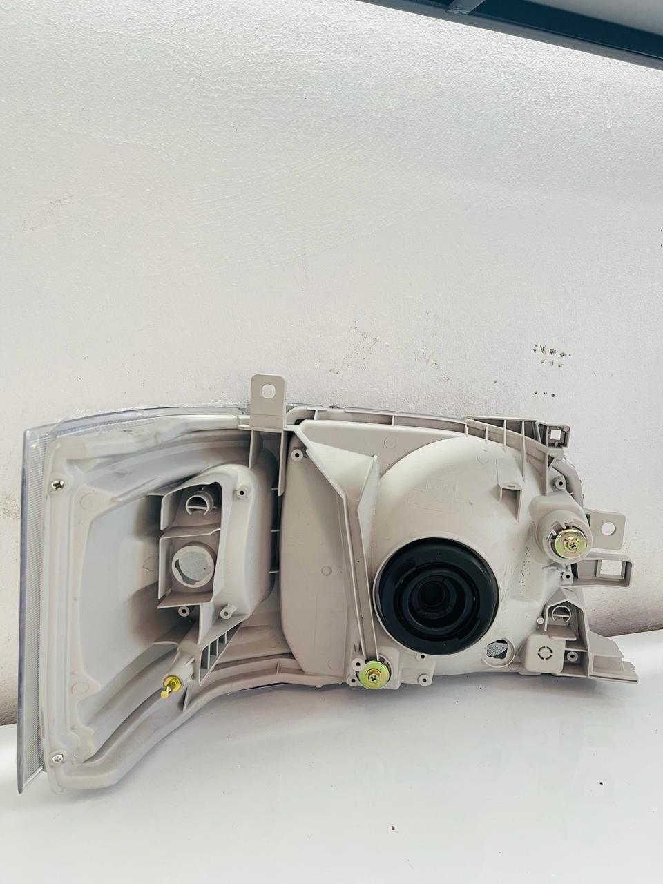 TOYOTA HIACE Headlamp Yr 2006
