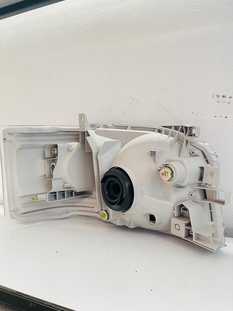 TOYOTA HIACE Headlamp Yr 2006