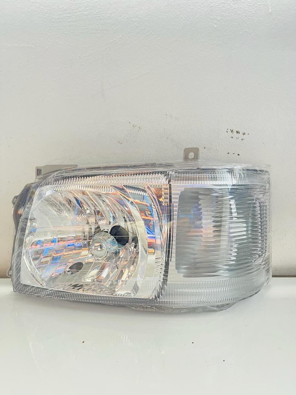 TOYOTA HIACE Headlamp Yr 2006