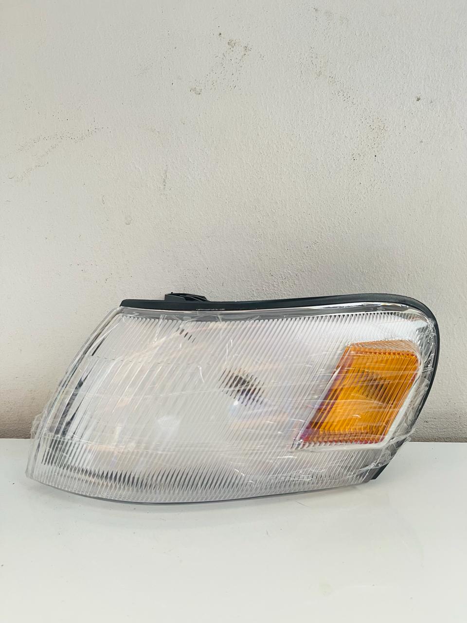 TOYOTA EE101 Corner Lamp